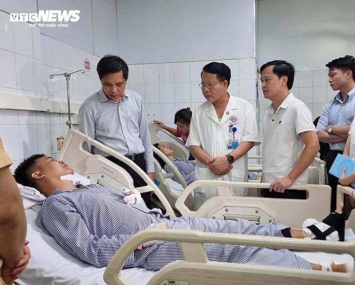 nạn nhân kể phút sinh tử khi tàu lật trên vịnh hạ long, cố lặn vào cứu người nhưng bất thành hình ảnh 1 nan nhan ke phut sinh tu khi tau lat tren vinh ha long, co lan vao cuu nguoi nhung bat thanh hinh anh 1