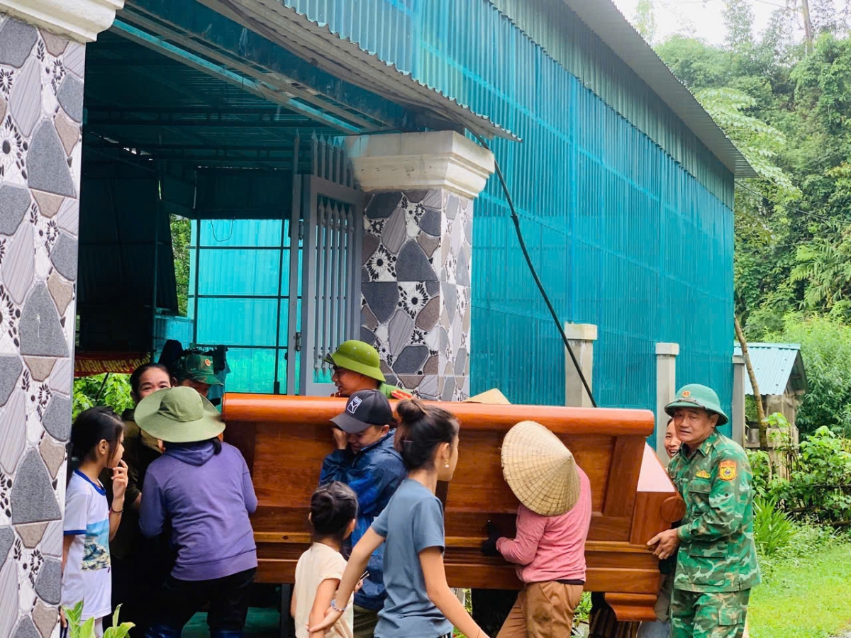 bo doi bien phong giup nguoi dan vung lu nghe an khac phuc hau qua hinh anh 7