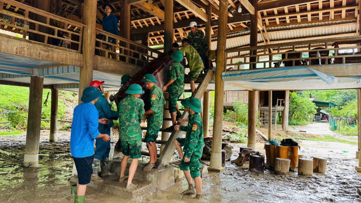 bo doi bien phong giup nguoi dan vung lu nghe an khac phuc hau qua hinh anh 8