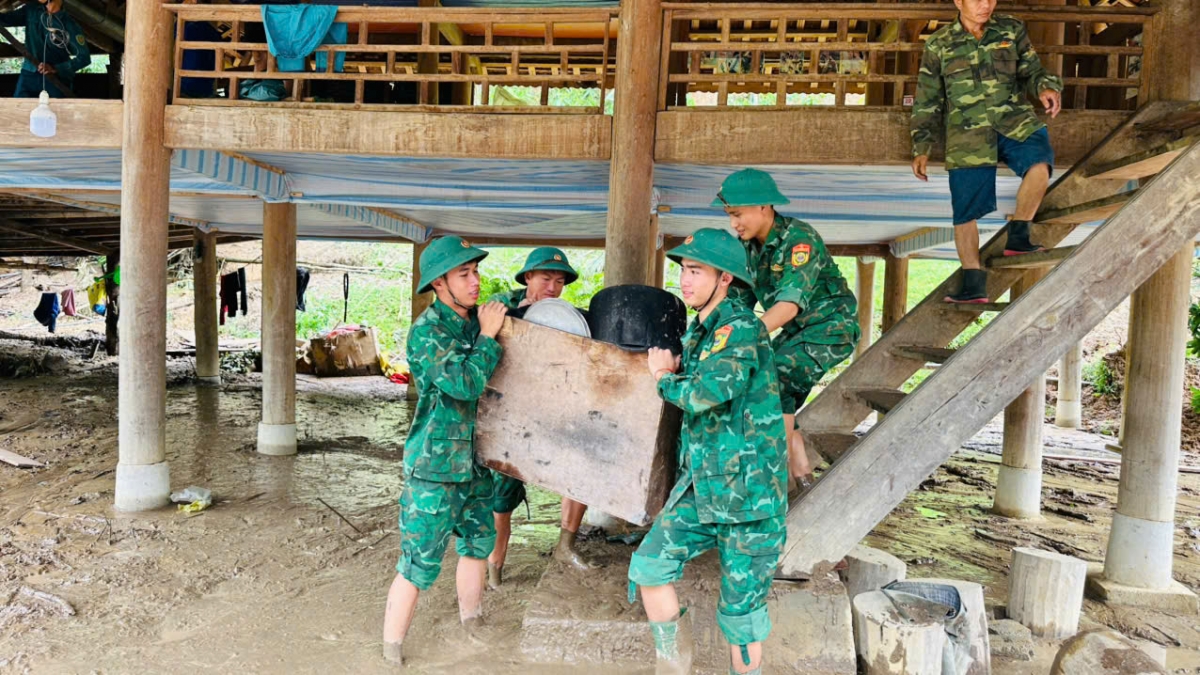 bo doi bien phong giup nguoi dan vung lu nghe an khac phuc hau qua hinh anh 1
