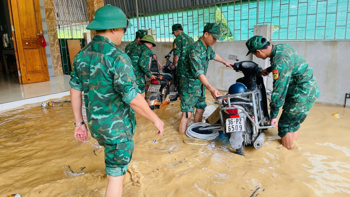 bo doi bien phong giup nguoi dan vung lu nghe an khac phuc hau qua hinh anh 2