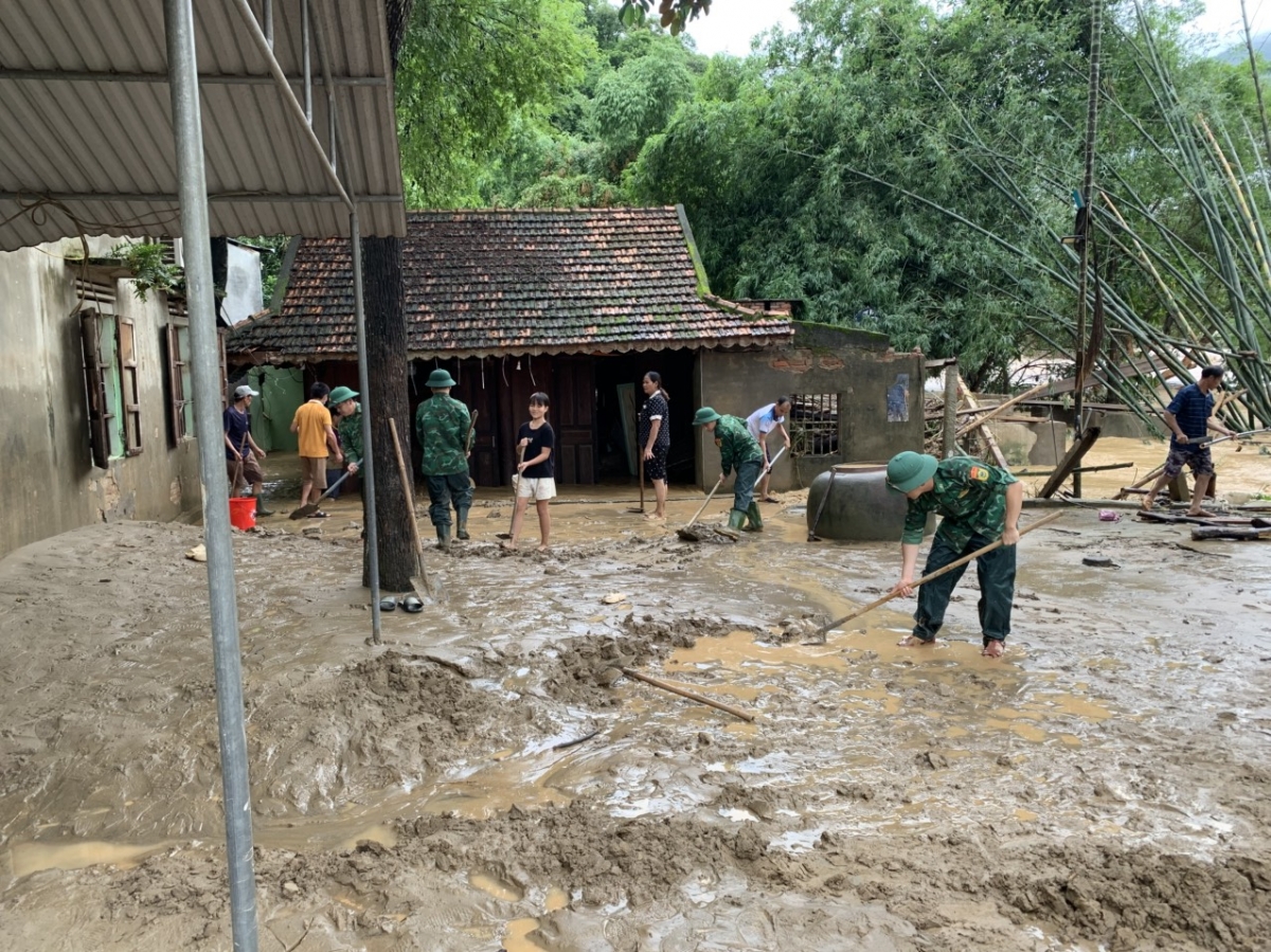 bo doi bien phong giup nguoi dan vung lu nghe an khac phuc hau qua hinh anh 5