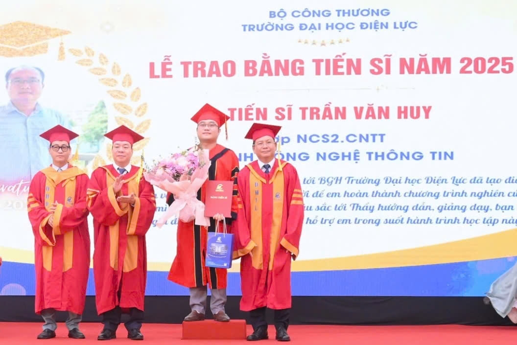 Dai hoc Dien luc to chuc le tot nghiep va trao bang dot 2 nam 2025 hinh anh 1