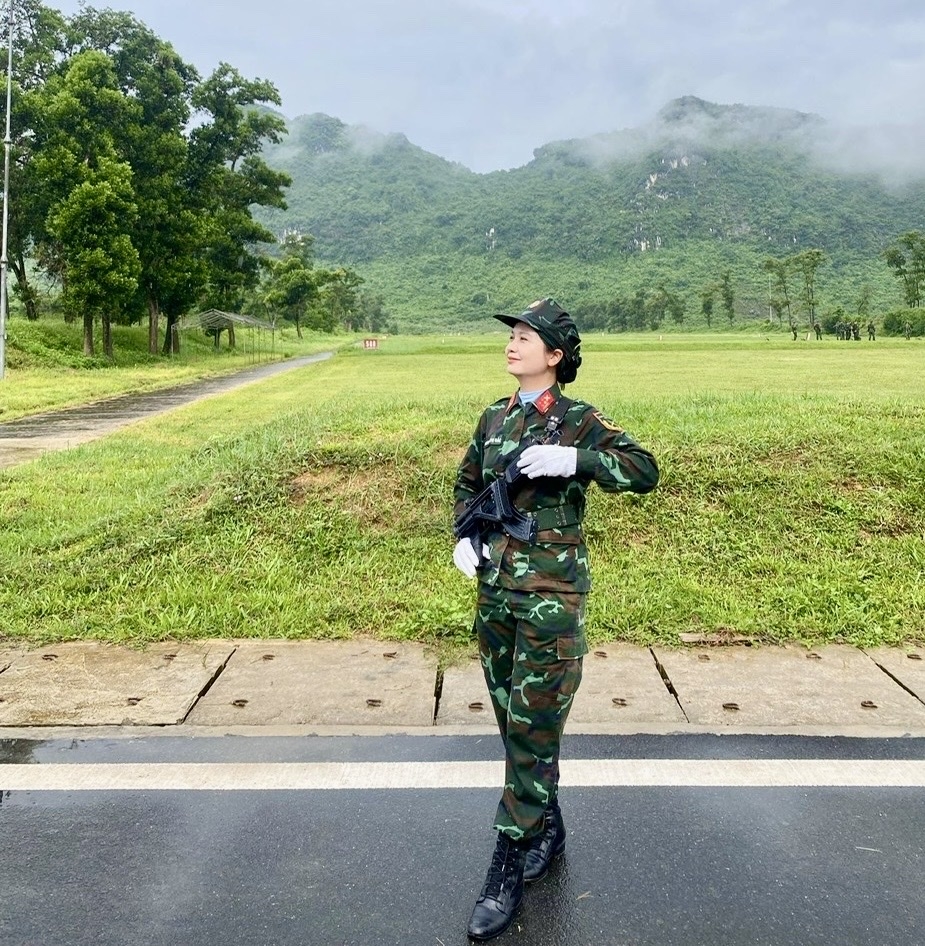 những bông hồng thép trên thao trường tập luyện diễu binh hình ảnh 3 nhung bong hong thep tren thao truong tap luyen dieu binh hinh anh 3