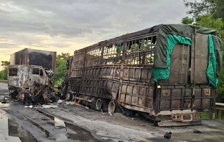 Ô tô tải và xe container bốc cháy sau va chạm, 2 tài xế thương vong