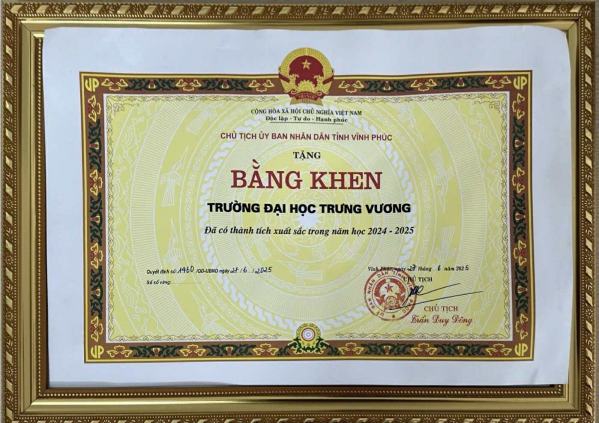 truong Dai hoc trung vuong nhan bang khen cua ubnd tinh vinh phuc hinh anh 1