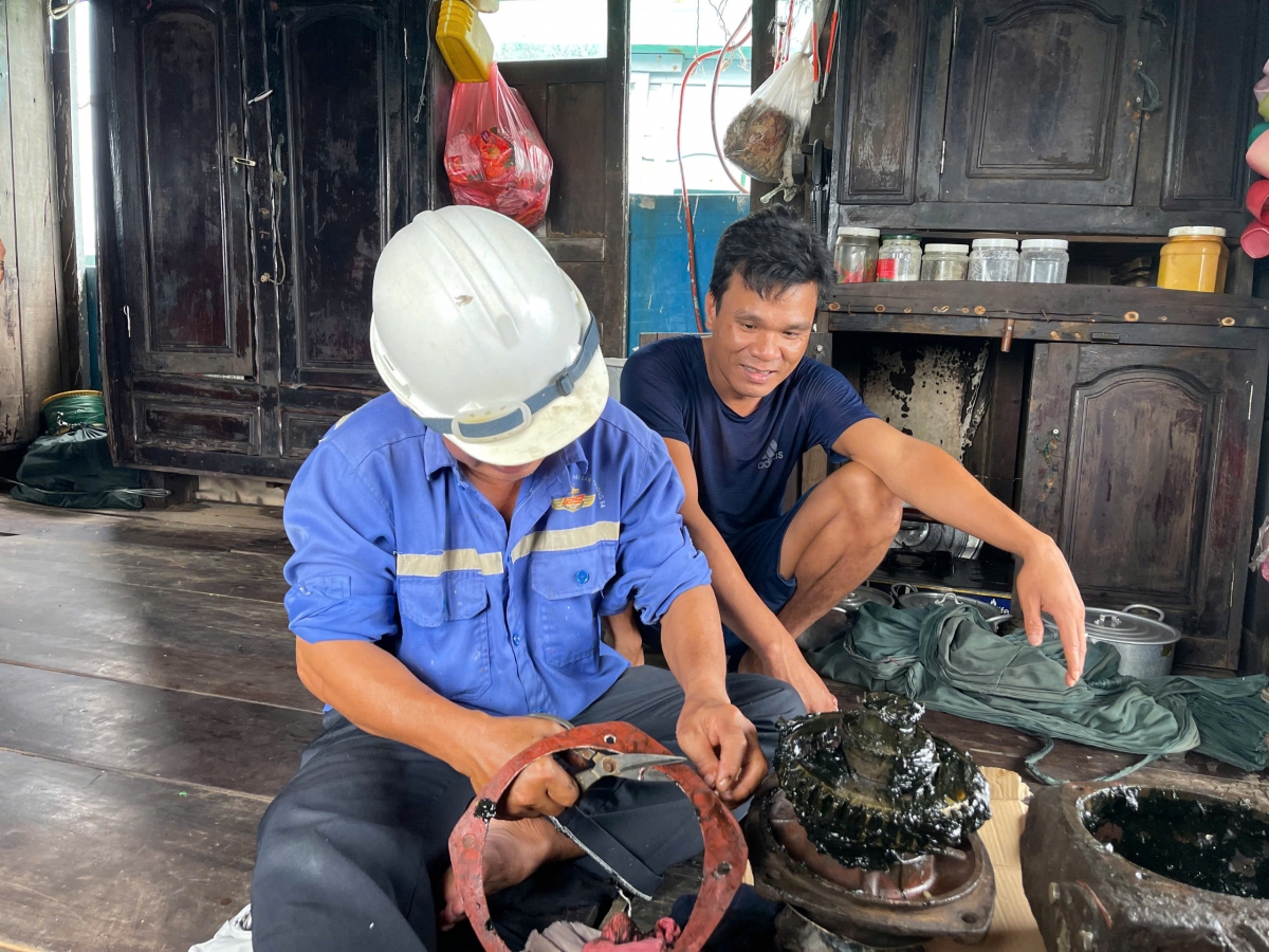tàu cá hỏng được cứu kịp thời tại trường sa, ngư dân an tâm bám biển hình ảnh 3 tau ca hong duoc cuu kip thoi tai truong sa, ngu dan an tam bam bien hinh anh 3