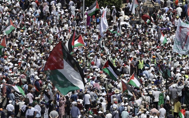 hàng chục nghìn người biểu tình ở morocco phản đối cuộc chiến của israel tại gaza hình ảnh 1 hang chuc nghin nguoi bieu tinh o morocco phan doi cuoc chien cua israel tai gaza hinh anh 1