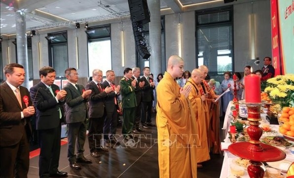 vietnamese veterans in germany honour war heroes at berlin ceremony picture 1 vietnamese veterans in germany honour war heroes at berlin ceremony picture 1
