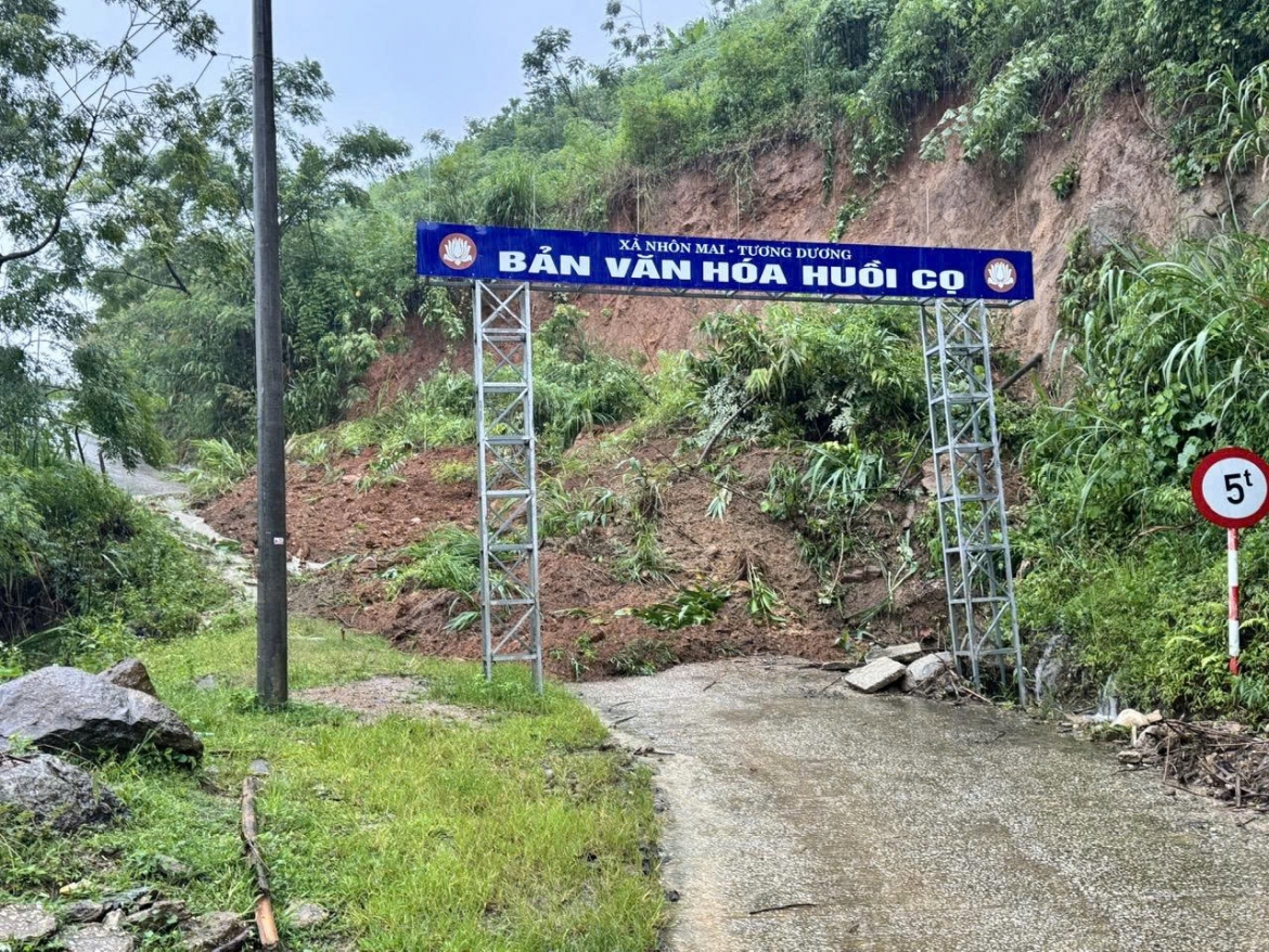 mua lu nghiem trong chia cat nhieu don bien phong va xa bien gioi nghe an hinh anh 1