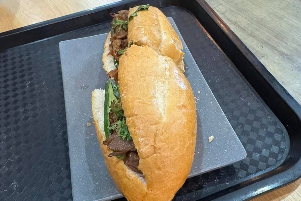 Ổ bánh mì 208.000 đồng ở ga quốc tế sân bay nội bài làm bằng thịt nhập từ brazil hình ảnh 1 O banh mi 208.000 dong o ga quoc te san bay noi bai lam bang thit nhap tu brazil hinh anh 1