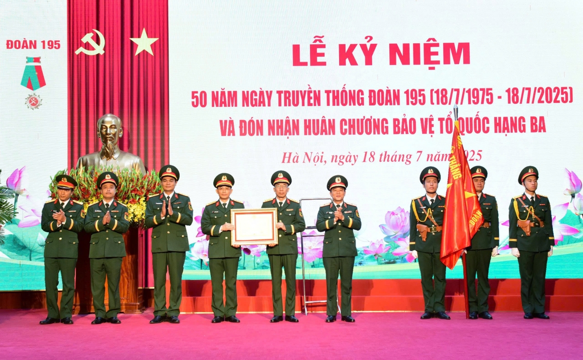 Doan 195 don nhan huan chuong bao ve to quoc hang ba hinh anh 4