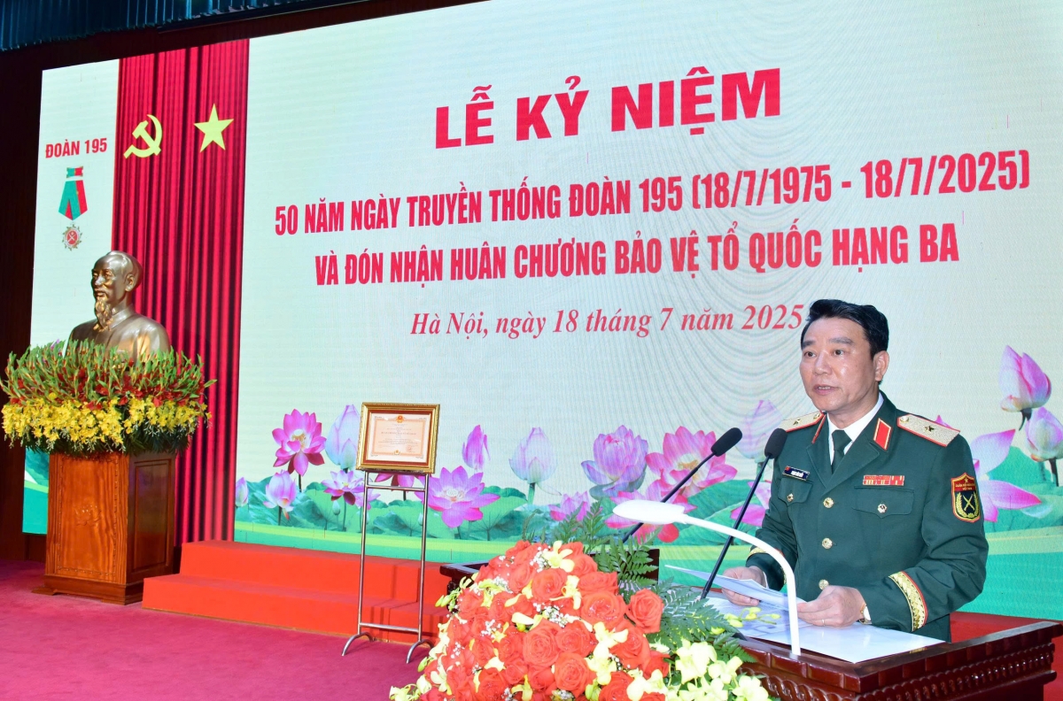 Doan 195 don nhan huan chuong bao ve to quoc hang ba hinh anh 2