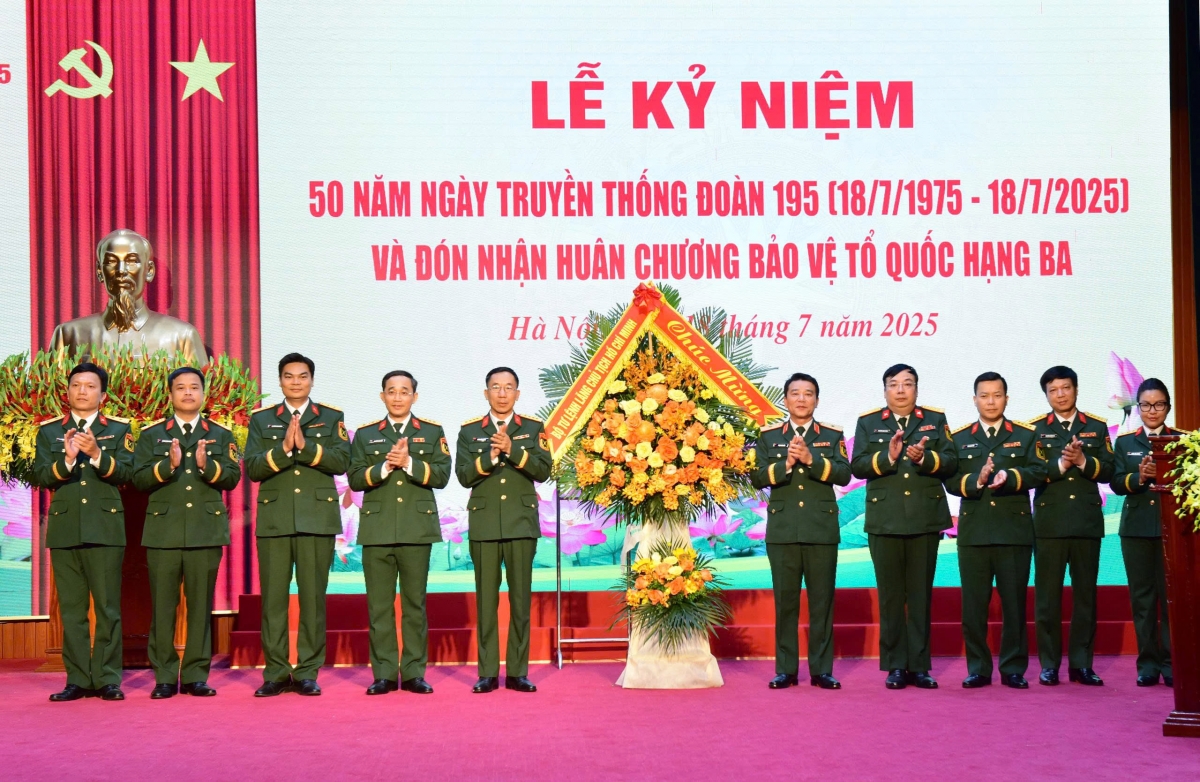 Doan 195 don nhan huan chuong bao ve to quoc hang ba hinh anh 5