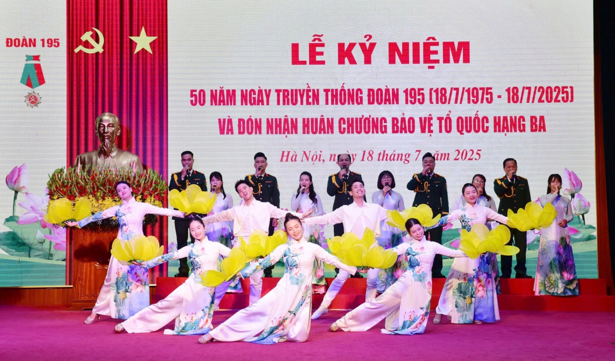 Doan 195 don nhan huan chuong bao ve to quoc hang ba hinh anh 1