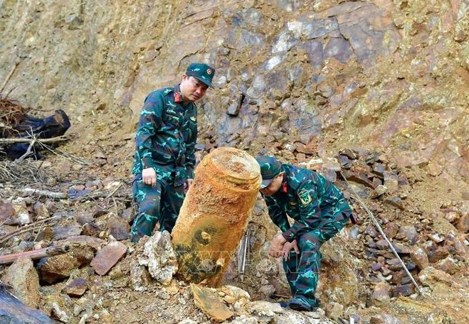 500-kg bomb with intact fuse safely defused in nghe an picture 1 500-kg bomb with intact fuse safely defused in nghe an picture 1