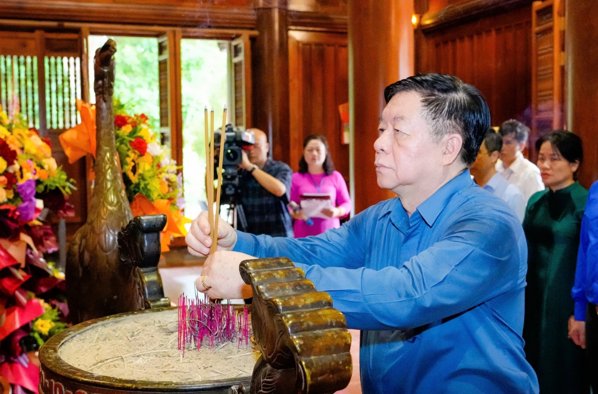 Đồng chí Nguyễn Trọng Nghĩa dâng hương tưởng niệm Chủ tịch Hồ Chí Minh