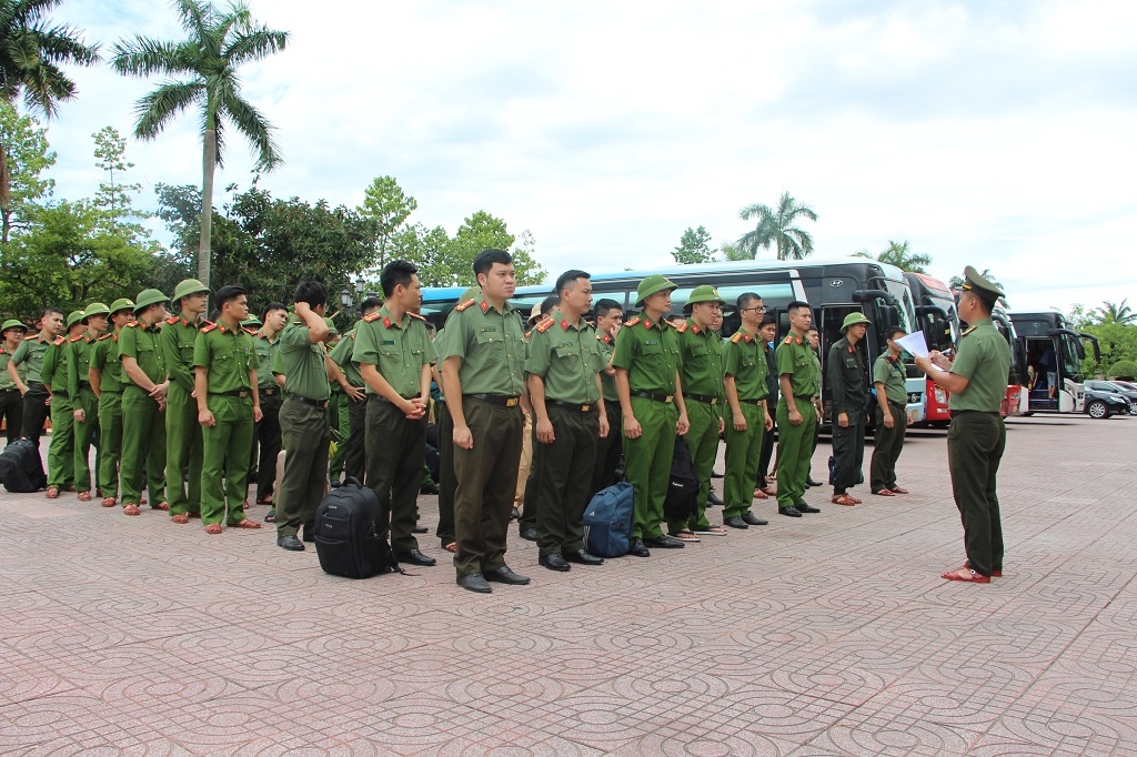 cong an nghe an xuat quan ho tro nguoi dan khac phuc hau qua bao so 3 hinh anh 1