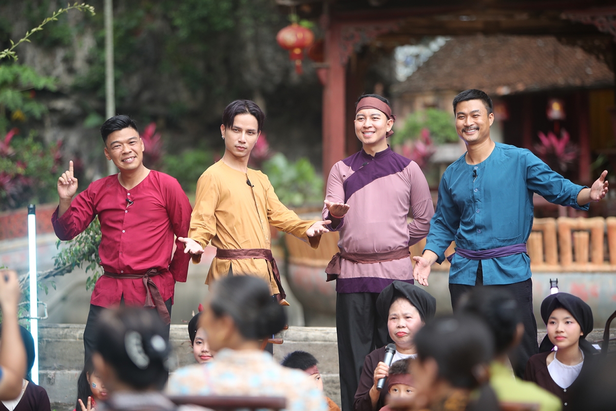 khán giả vỗ tay không ngớt khi duy hưng trung ruồi hát xẩm cùng các con hình ảnh 1 khan gia vo tay khong ngot khi duy hung trung ruoi hat xam cung cac con hinh anh 1