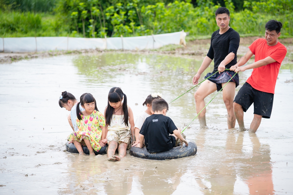 duy hung quay nhu chong chong khi cham 4 co con gai hinh anh 3