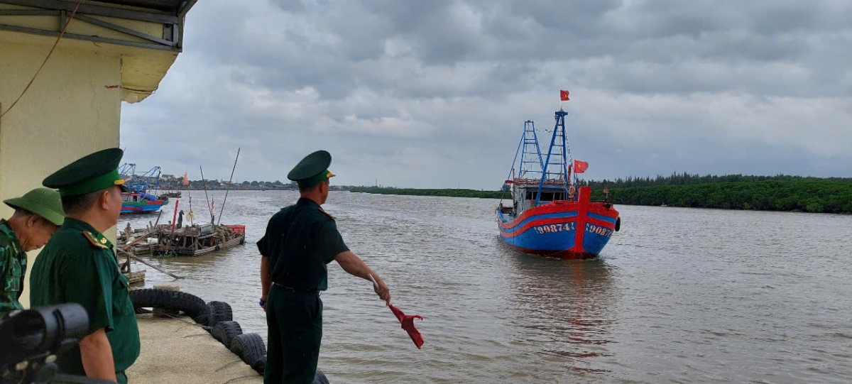 nghe an cam tat ca tau thuyen ra khoi tu 5h sang mai hinh anh 1