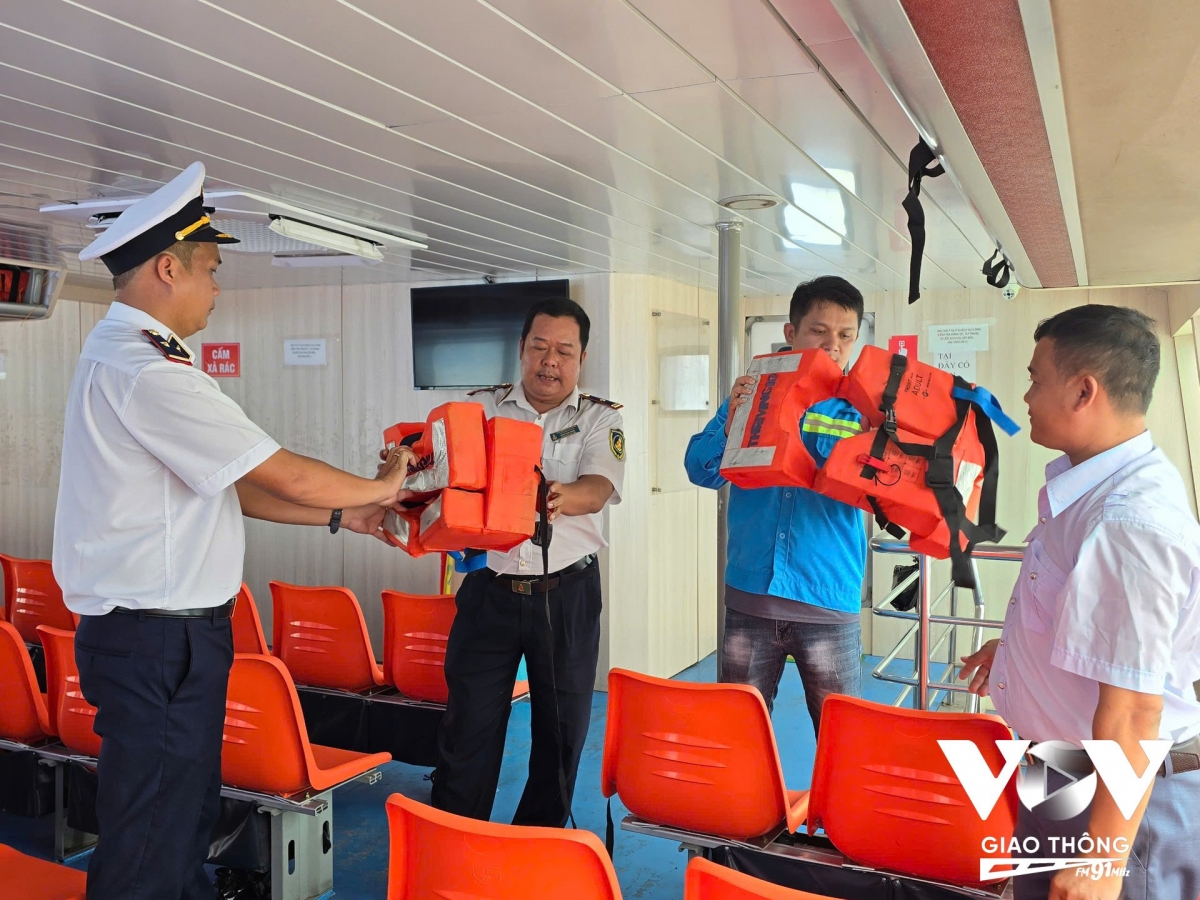 TP.HCM tăng cường kiểm tra an toàn giao thông đường thủy mùa mưa bão