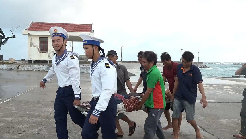 quan y cap cuu ngu dan bi thuong khi roi xuong bien hinh anh 1