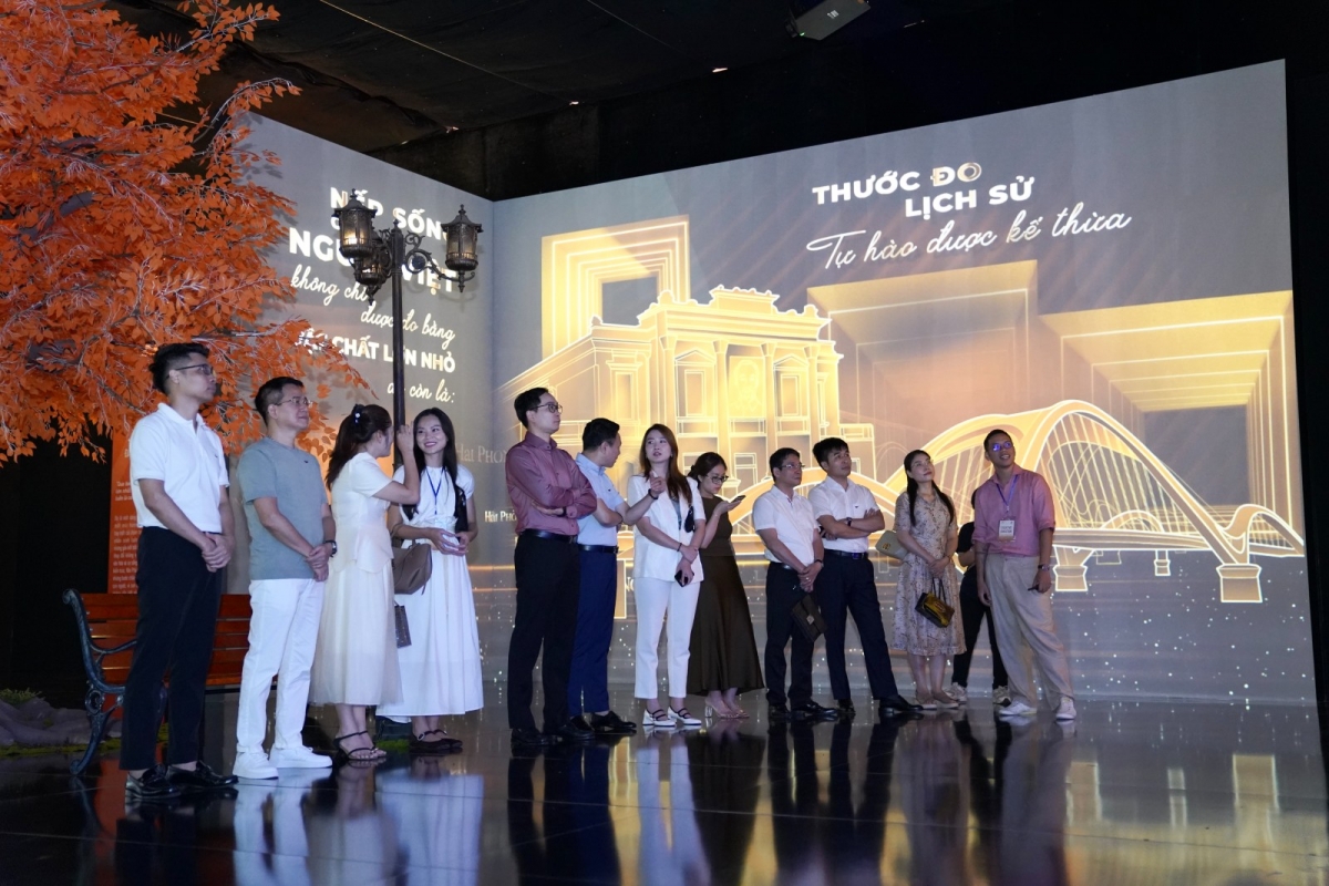 trien lam da giac quan cham vi nhan sinh hinh anh 3