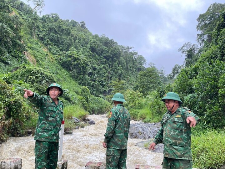 chan dat bang rung, bo doi cung dan dung lai ban lang sau lu hinh anh 1