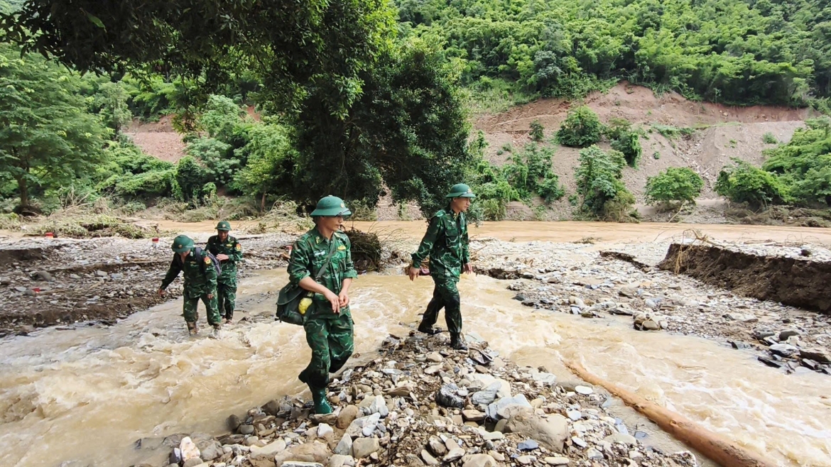 chan dat bang rung, bo doi cung dan dung lai ban lang sau lu hinh anh 4