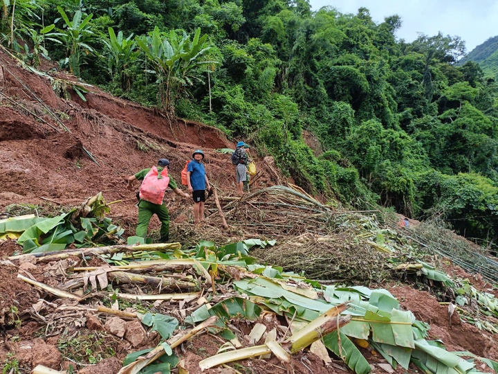 chan dat bang rung, bo doi cung dan dung lai ban lang sau lu hinh anh 5