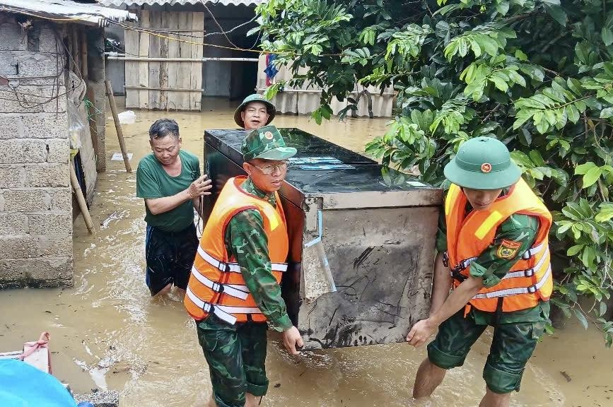 bo doi bien phong giup nguoi dan vung lu nghe an khac phuc hau qua hinh anh 10