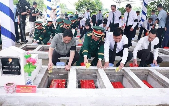 prime minister honours vietnamese fallen heroes at an giang burial ceremony picture 1 prime minister honours vietnamese fallen heroes at an giang burial ceremony picture 1