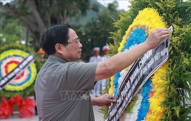 prime minister honours vietnamese fallen heroes at an giang burial ceremony picture 2 prime minister honours vietnamese fallen heroes at an giang burial ceremony picture 2