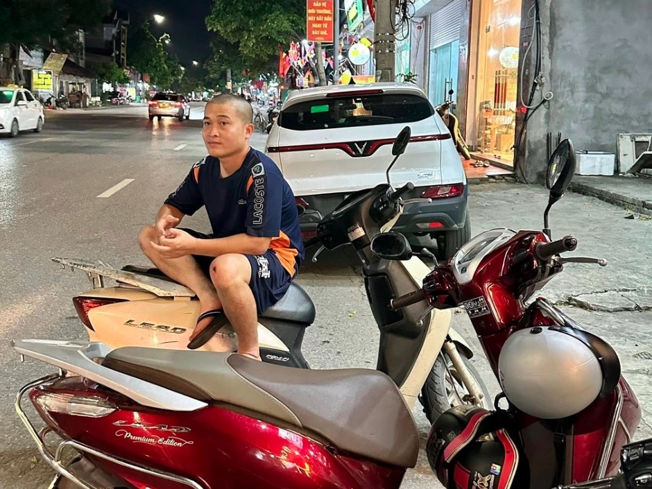 Clip phút quật ngã tên trộm xe máy giữa mưa của chủ quán ăn ở Bắc Ninh