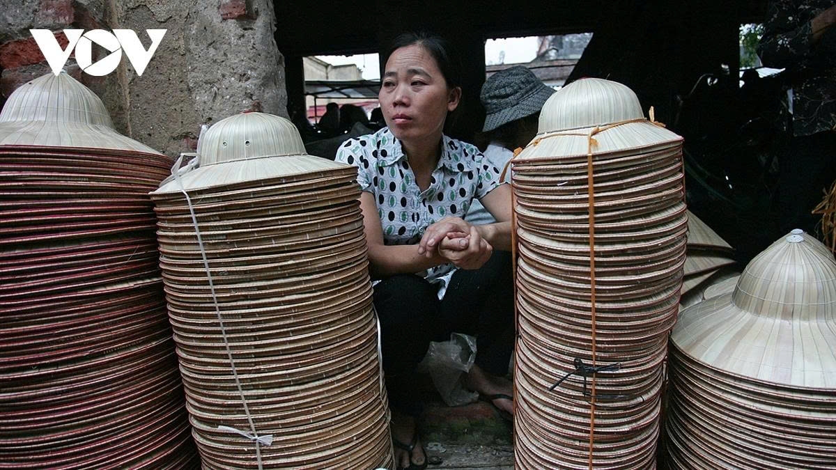 a glimpse into the unique conical hat market of chuong village picture 10