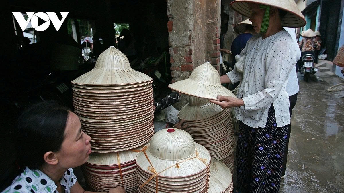 a glimpse into the unique conical hat market of chuong village picture 11 a glimpse into the unique conical hat market of chuong village picture 11