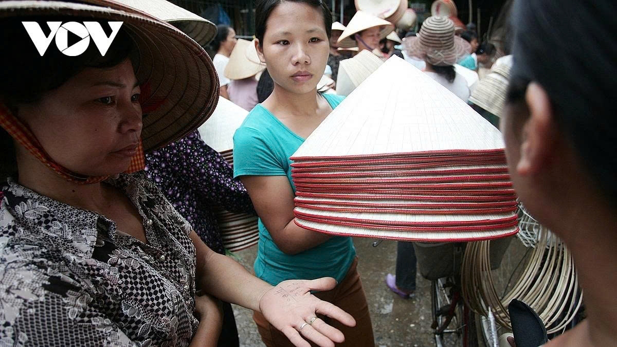 a glimpse into the unique conical hat market of chuong village picture 14 a glimpse into the unique conical hat market of chuong village picture 14