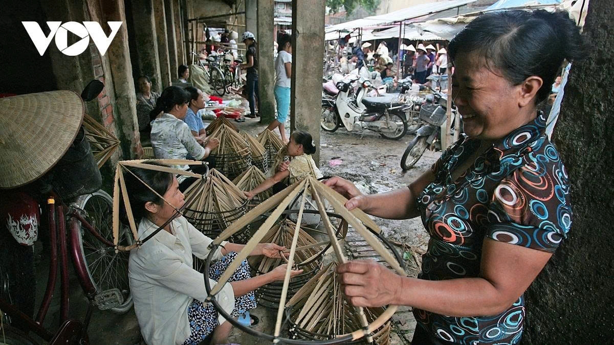 a glimpse into the unique conical hat market of chuong village picture 15