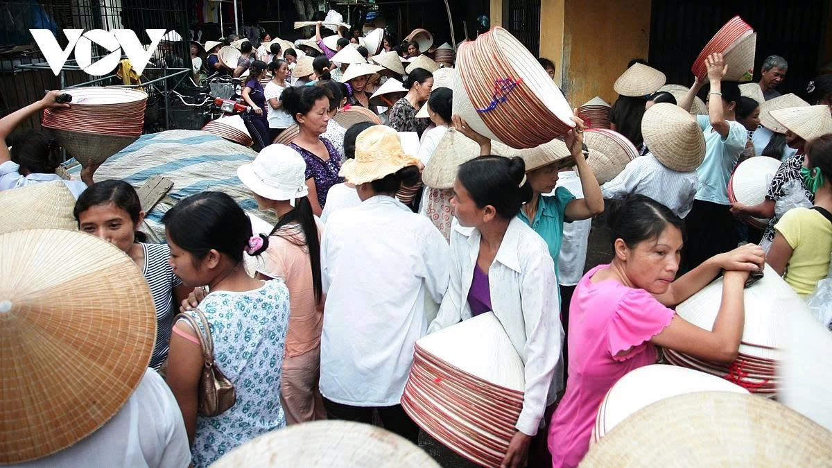 a glimpse into the unique conical hat market of chuong village picture 6 a glimpse into the unique conical hat market of chuong village picture 6