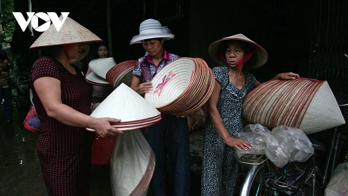 a glimpse into the unique conical hat market of chuong village picture 7 a glimpse into the unique conical hat market of chuong village picture 7