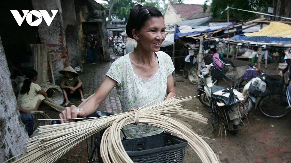 a glimpse into the unique conical hat market of chuong village picture 8