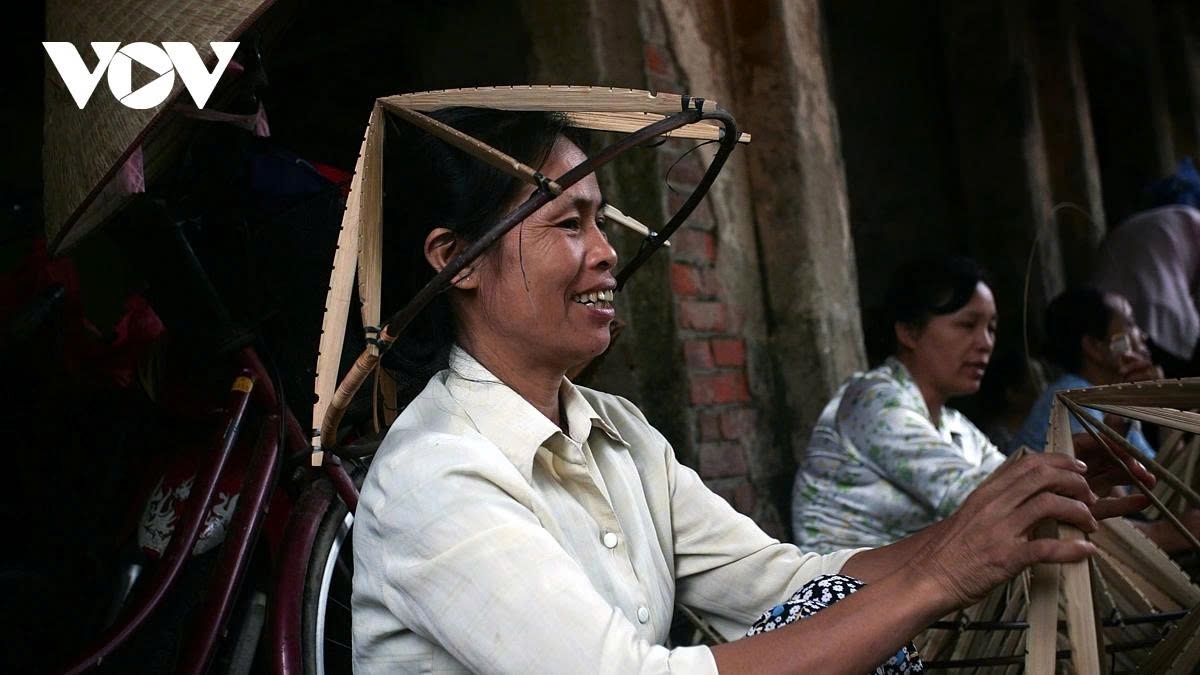 a glimpse into the unique conical hat market of chuong village picture 9