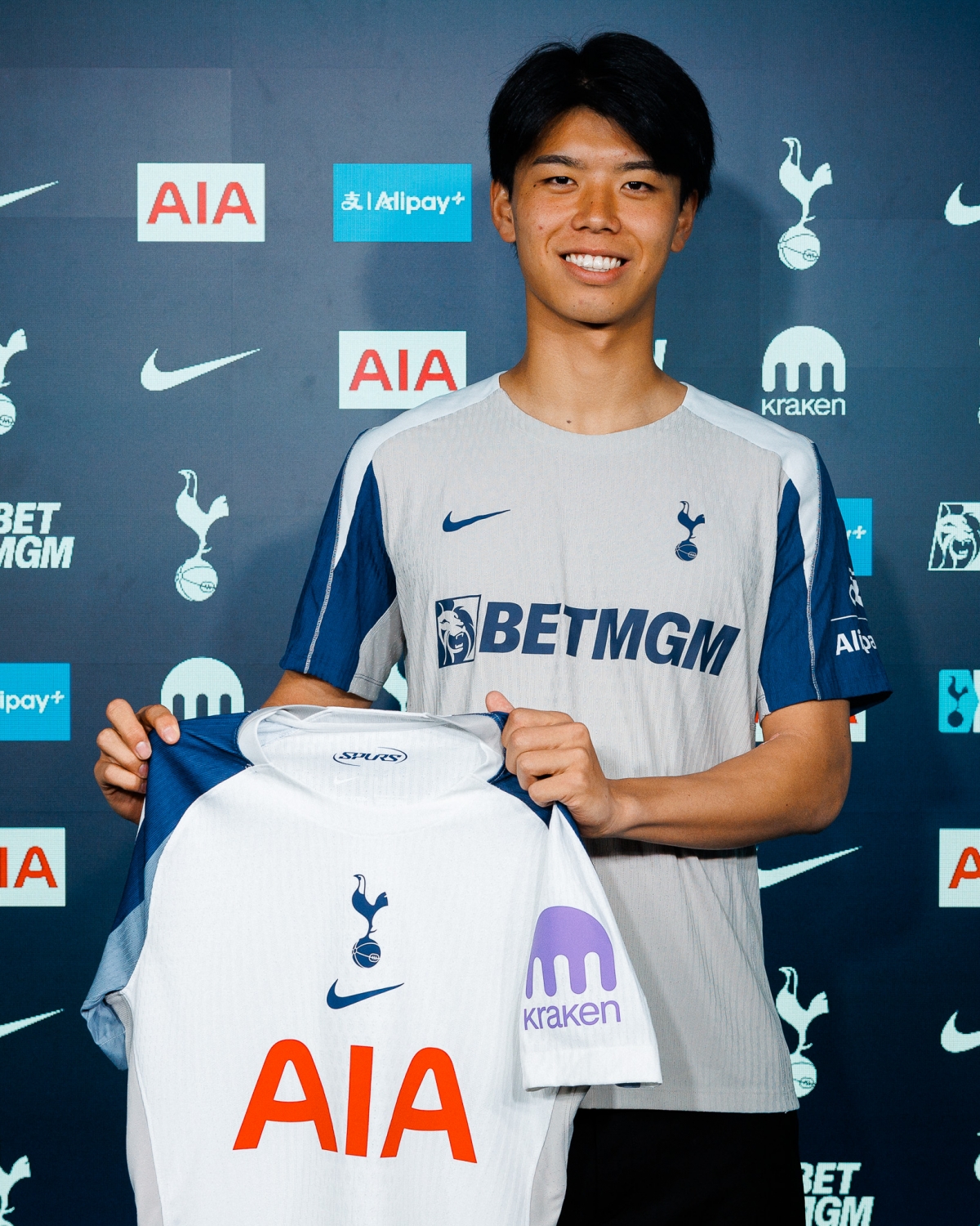 Tân binh Kota Takai ra mắt Tottenham. Tân binh Kota Takai ra mắt Tottenham.
