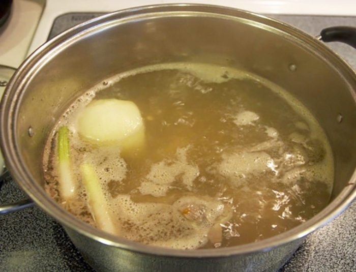 co nen dung nuoc luoc thit de nau canh hinh anh 1