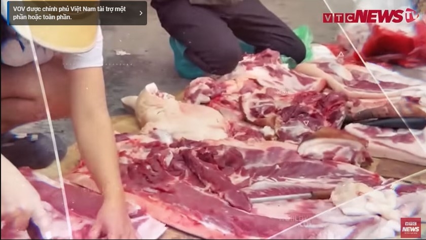 Rùng mình thịt lợn bày bán dưới lòng đường sát cổng chợ Phùng Khoang, Hà Nội