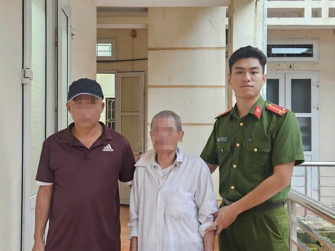 Công an Phú Thọ giúp cụ ông 84 tuổi đi lạc đường trong bão số 3 về nhà