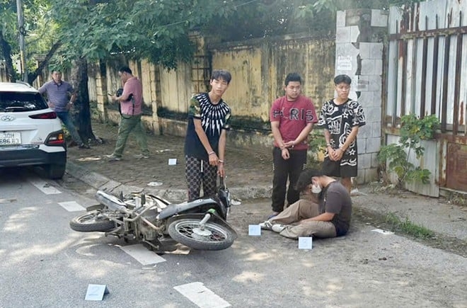 bat nhom thieu nien dan canh cuop tai san cua nguoi lai xe om tai ha noi hinh anh 1