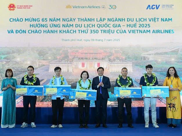 chuyen bay den hue cua vietnam airlines don hanh khach thu 350 trieu hinh anh 11