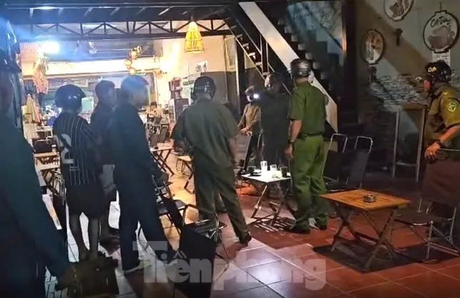 người phụ nữ bị phi công tống tiền, tình bằng clip ân ái trong một đêm say hình ảnh 2 nguoi phu nu bi phi cong tong tien, tinh bang clip an ai trong mot dem say hinh anh 2